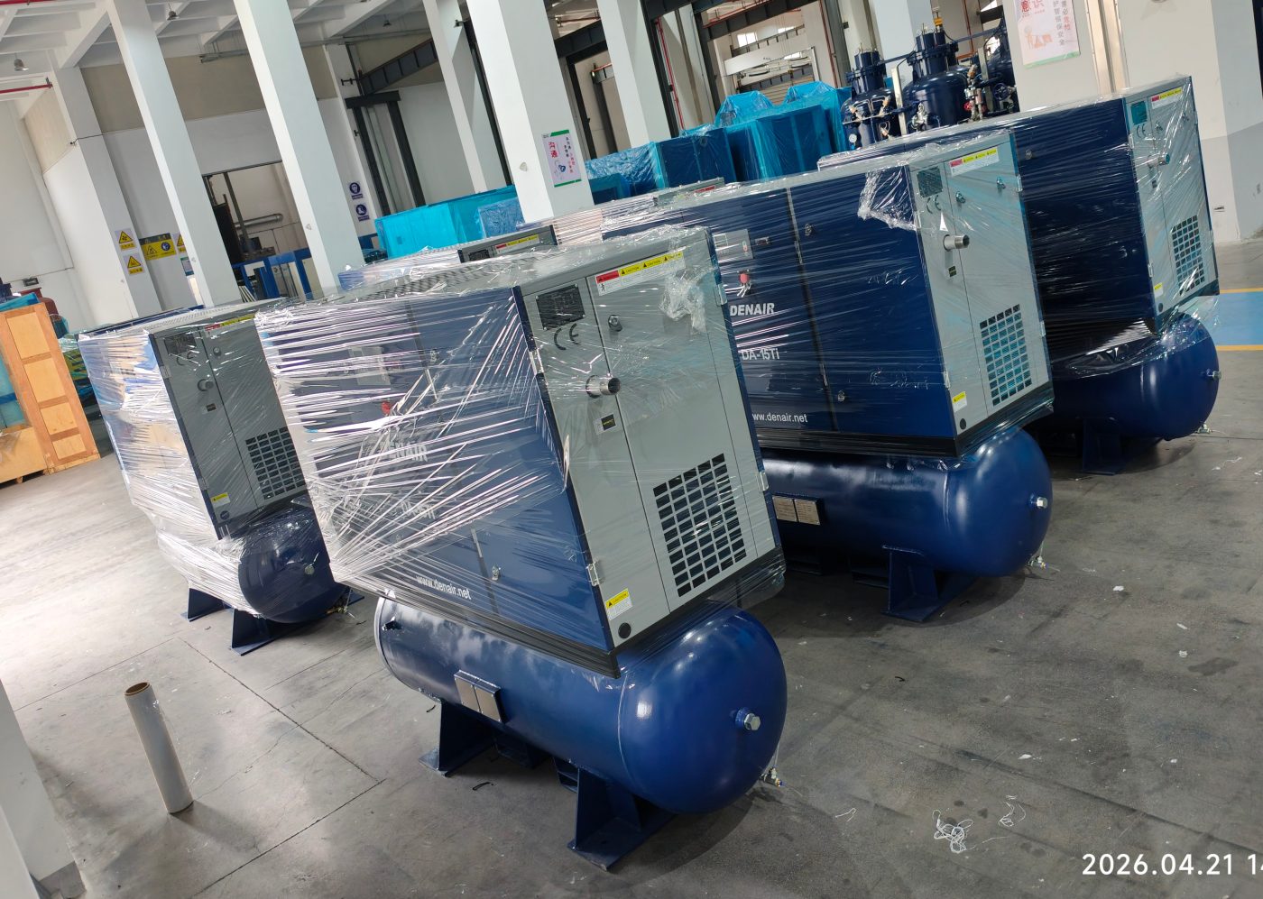 Seks DENAIR DA-15Ti tankmonterte kompressorer klare for levering fra fabrikk